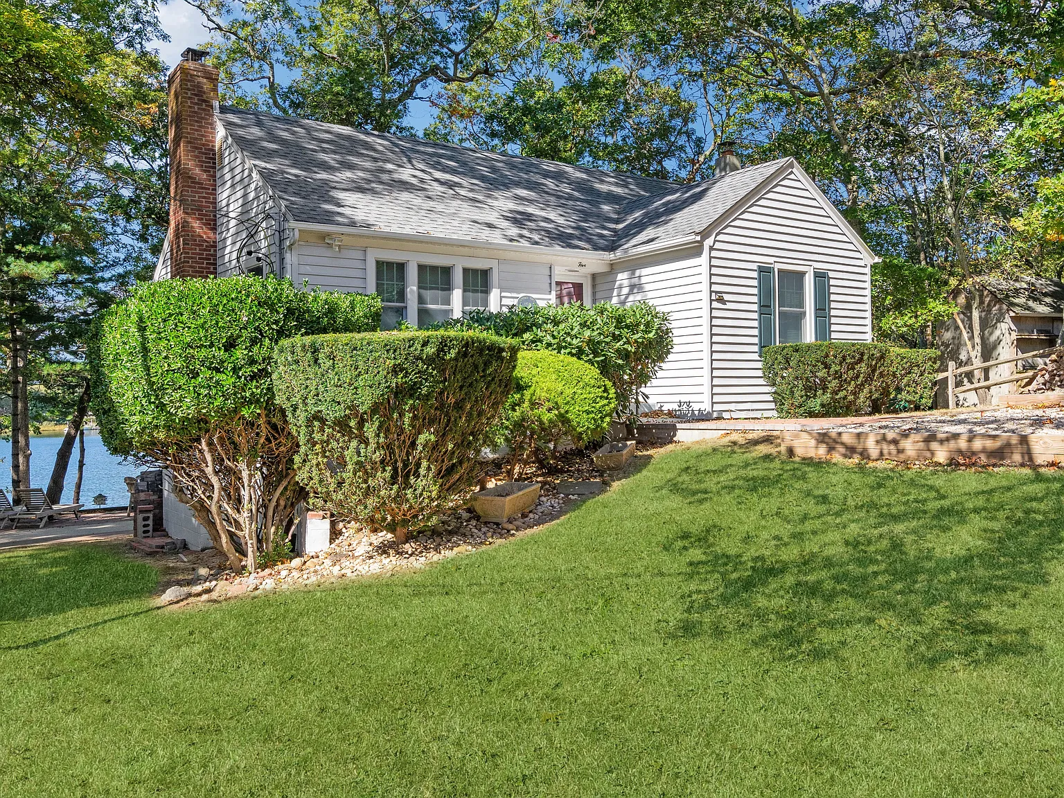 Southampton Cove Waterfront Cottage with Dock — Photo 4