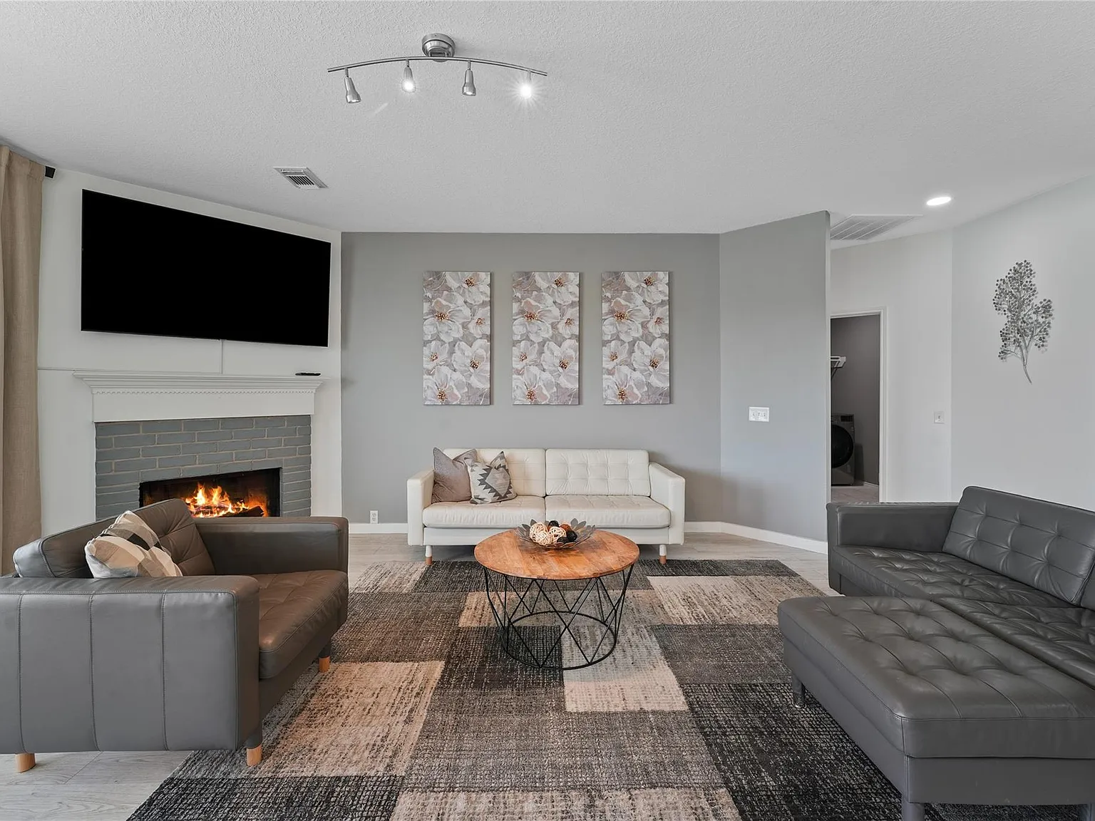 4 bed, 2.5 bath, 3216 sqft, $2,900 — Photo 3