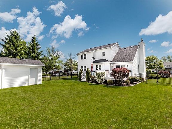 5th image of 10 Montauk Ln