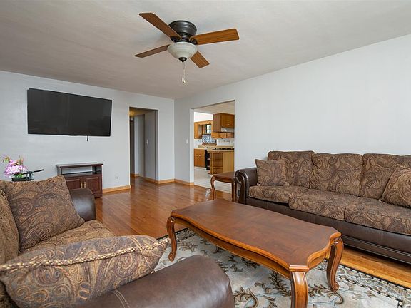 3rd image of 905 Clifford Ave
