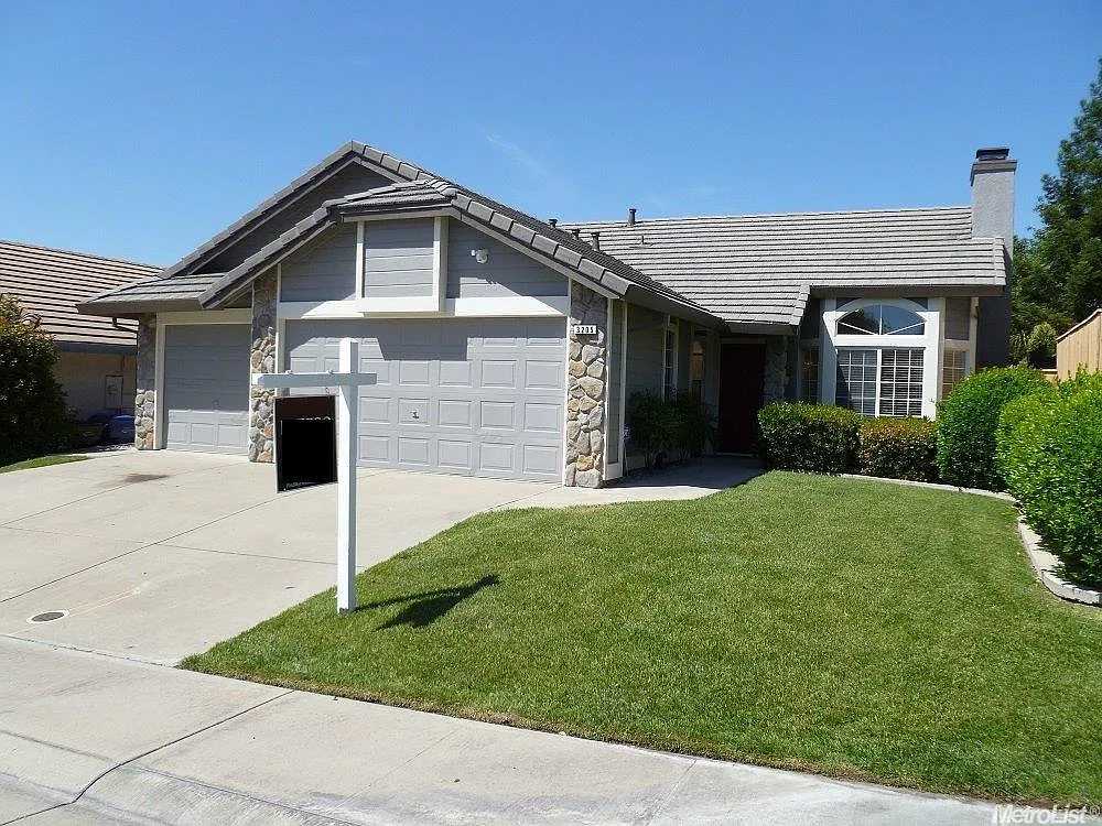 3205 Pepperridge Dr photo 1