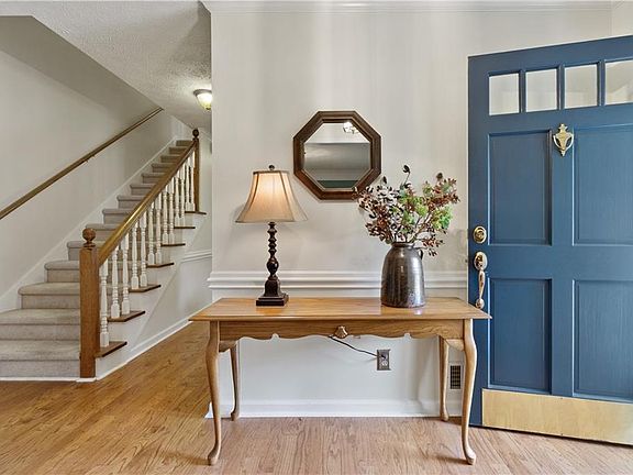 3rd image of 20 Country Creek Ct