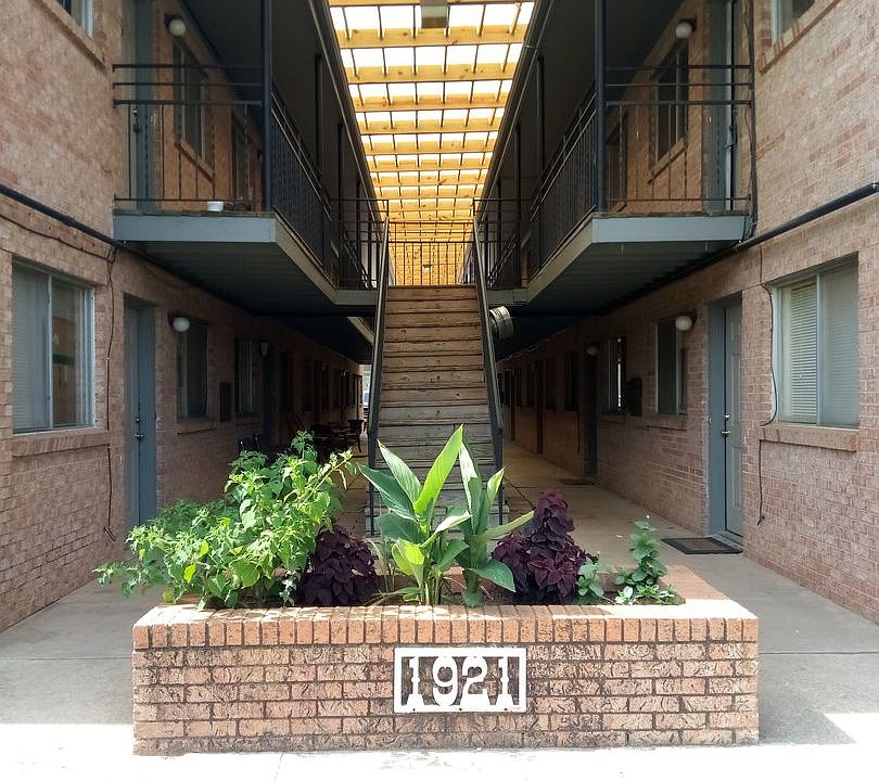 1st image of 1921 W Hickory St Building 1