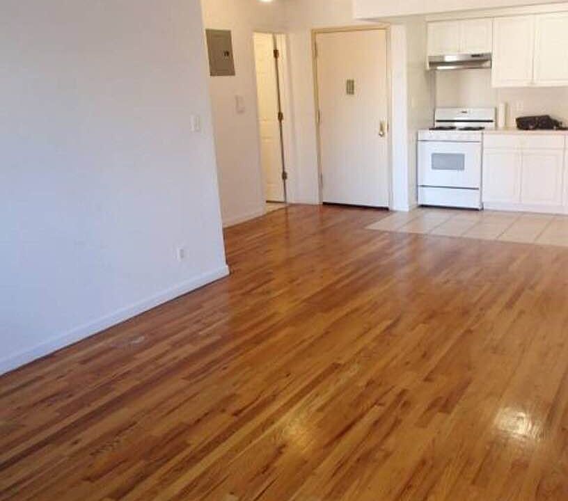 1st image of 3028 33rd St APT 3R