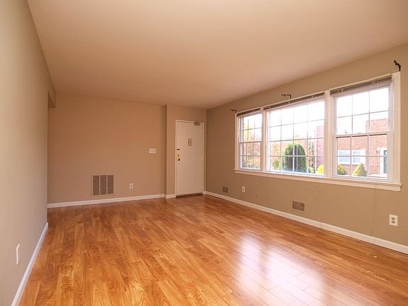 4th image of 9 Stanford Dr
