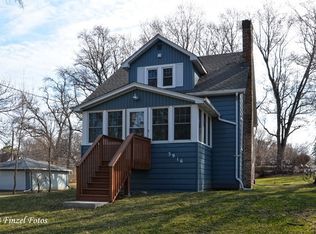 3916 E Lake Shore Dr, Wonder Lake, IL 60097
