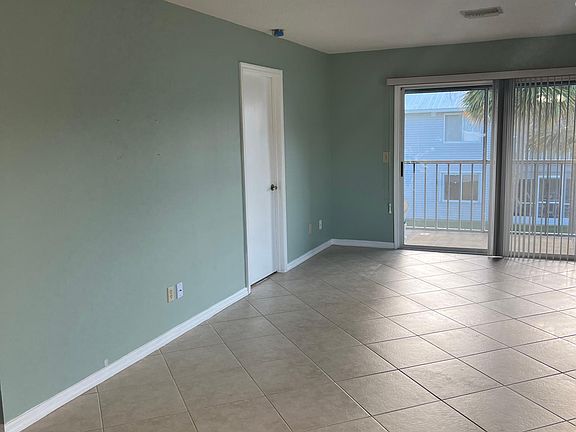 5th image of 131 SE Village Dr