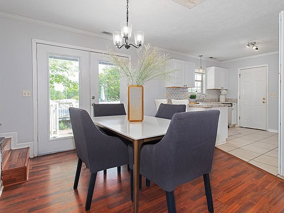 3rd image of 104 Chenoweth Ln