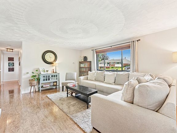3rd image of 4047 Crestwood Dr