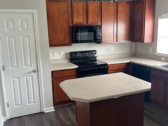 Kitchen/ island