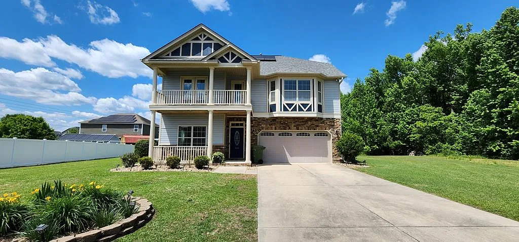 4 bed, 2.0 bath, 2471 sqft, $2,100 — Photo 1