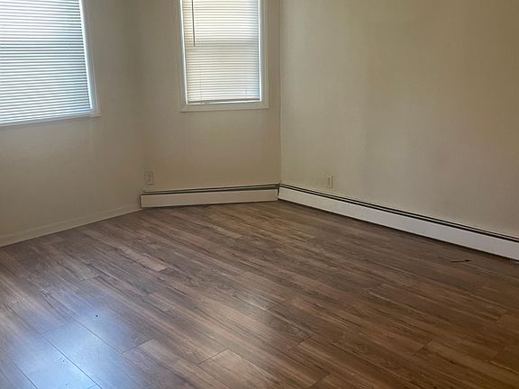 3rd image of 33 Pine St