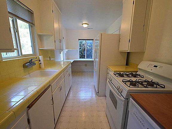 3rd image of 485 Irving Ct