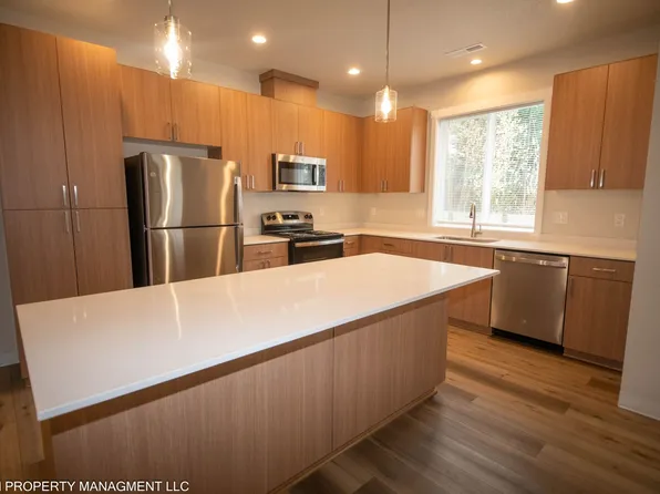 180 W College St, Mount Angel, OR 97362