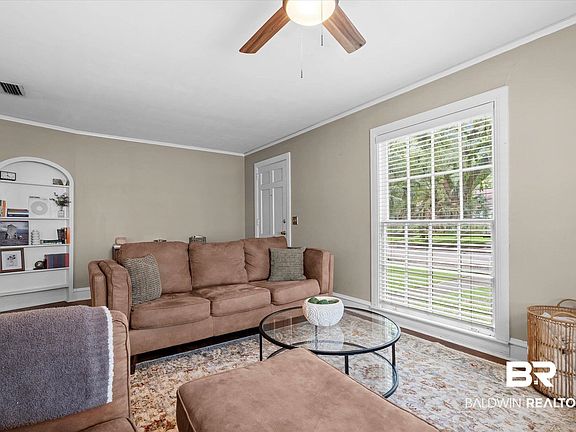 4th image of 122 Florence Pl