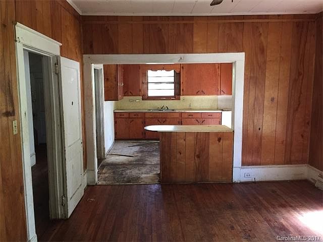 2nd image of 204 Little St