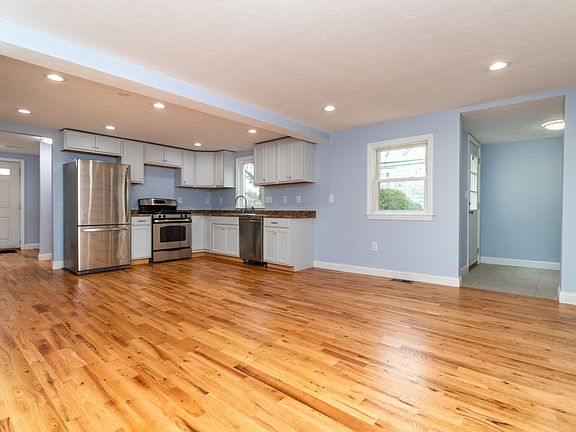 3rd image of 15 Buckingham St #2