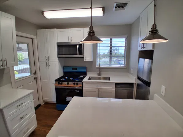 710 W French Pl, San Antonio, TX