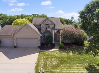 1237 Nature Trail Dr, Neenah, WI 54956