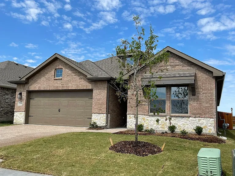 2405 Lovegrass Ln — Photo 2