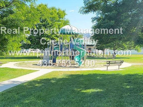 4th image of 450 Maple Cir