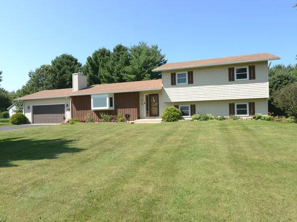 6715 Oak Grove Rd, Harvard, IL 60033