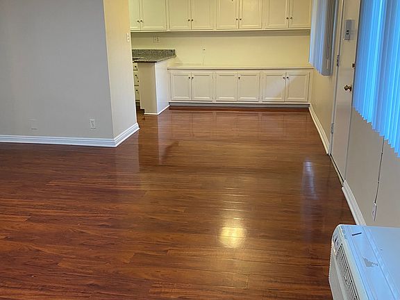 5th image of 2940 Montrose Ave #11