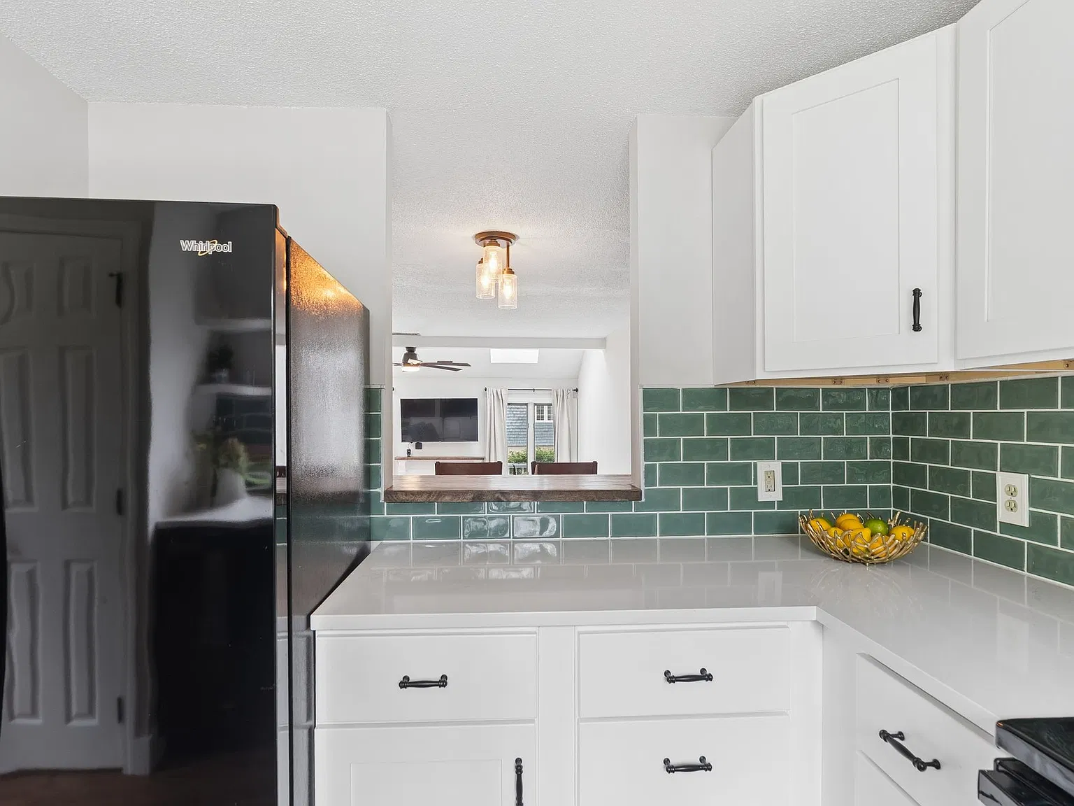 2 bed, 1.5 bath, 944 sqft, $2,550 — Photo 2