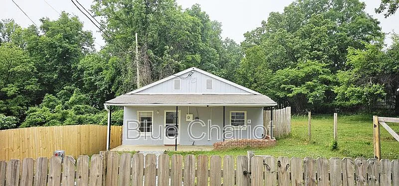 2 bed, 1.0 bath, 840 sqft, $1,600 — Photo 2