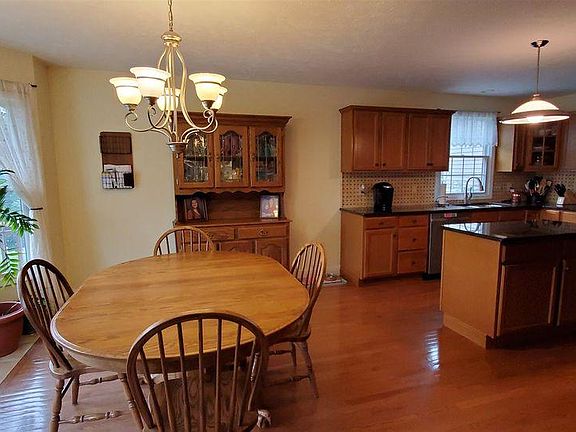 4th image of 10 Deer Meadow Ln
