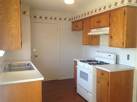 3rd image of 928 Glenn Cir