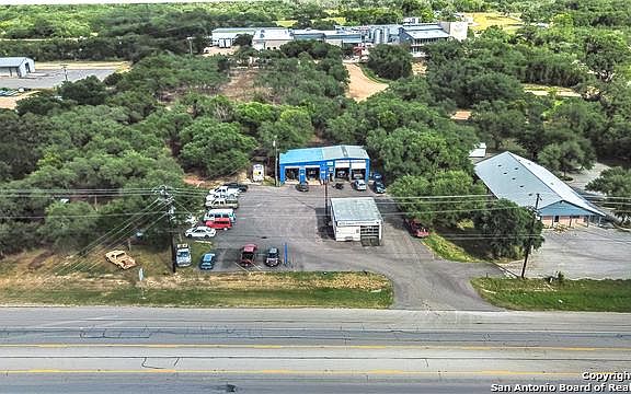 3rd image of 2258 N Us Highway 281