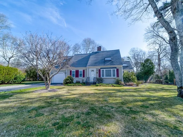 8 Sunny Wood Dr, Barnstable, MA 02630