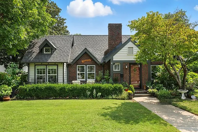Cozy Cottage on Hazel