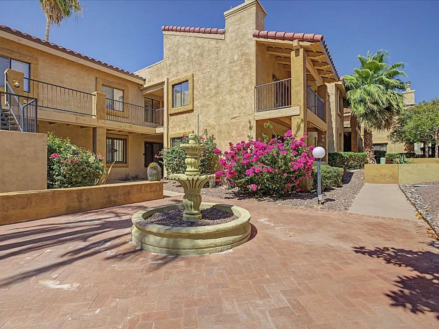 Charming 2 Bed / 2 Bath Downstairs Unit with Great Amenities! — Photo 2