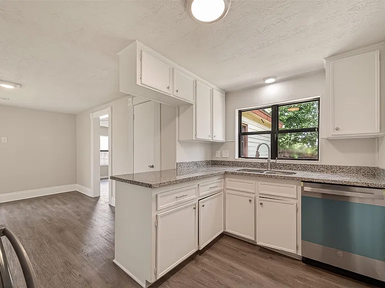2303 N Cleveland St — Photo 15
