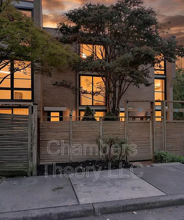11475 Washington Plz W