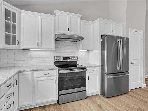 5th image of 245 Windsor Castle Dr