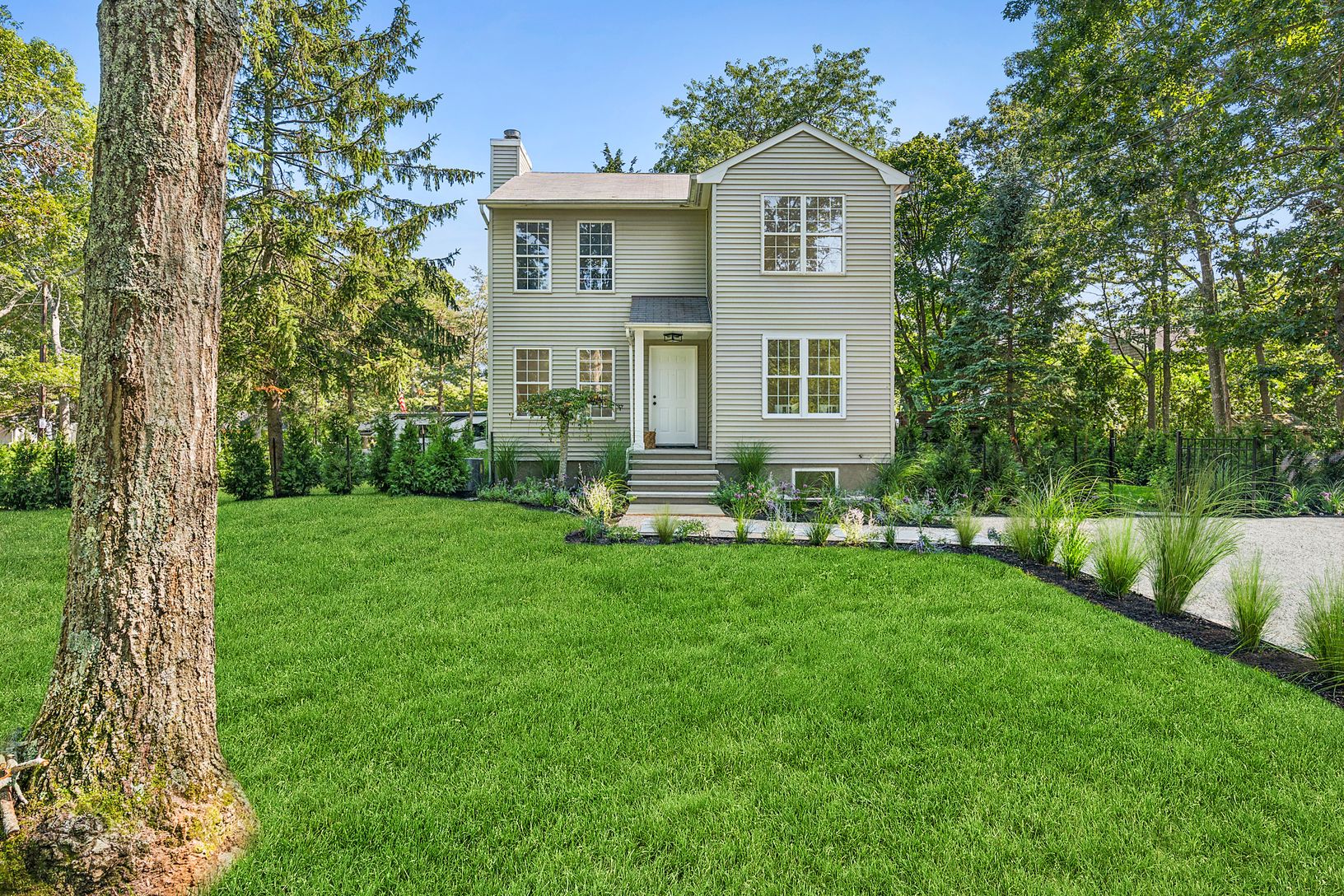  BEAUTIFUL CURB APPEAL