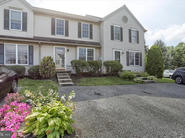 328 Banyan Circle Dr, Lancaster, PA 17603