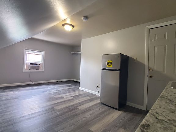 4th image of 946 Main St #10