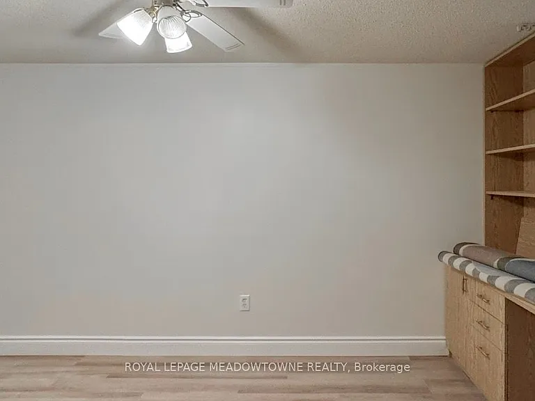 739 Consort Cres — Photo 4