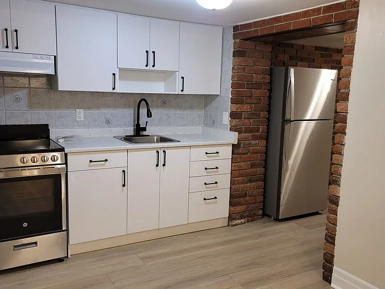 11 Rusholme Dr #LOWER — Photo 4