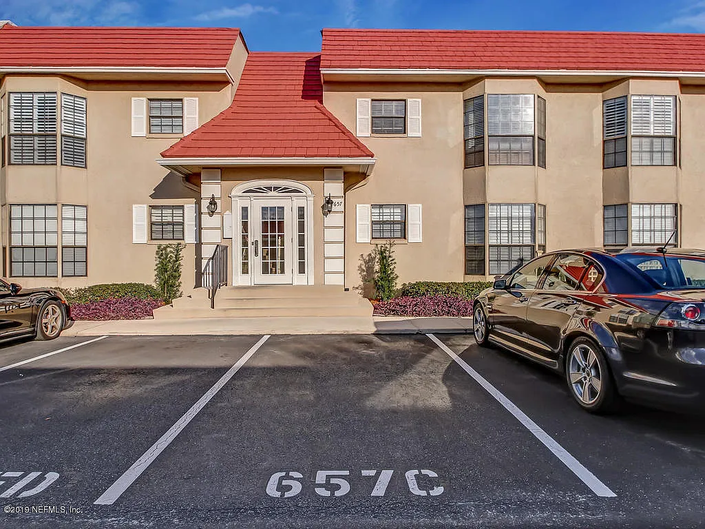 2 bed, 2.0 bath, 1226 sqft, $6,500 — Photo 3