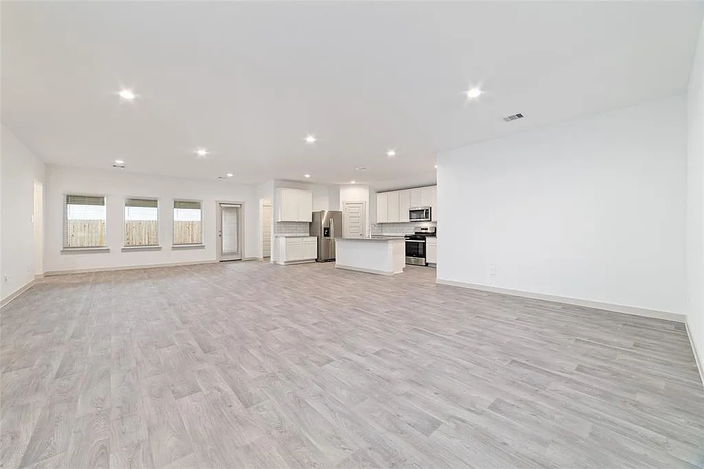 5 bed, 3.0 bath, 2642 sqft, $2,450 — Photo 4