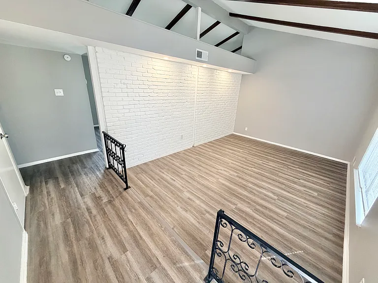 102 Charing Cross Ln — Photo 3