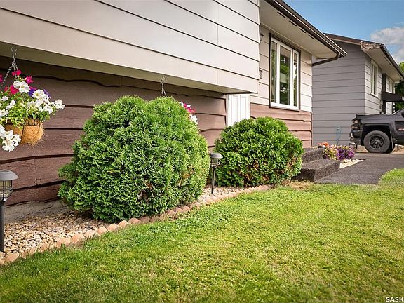 3rd image of 919 Holdsworth CRESCENT
