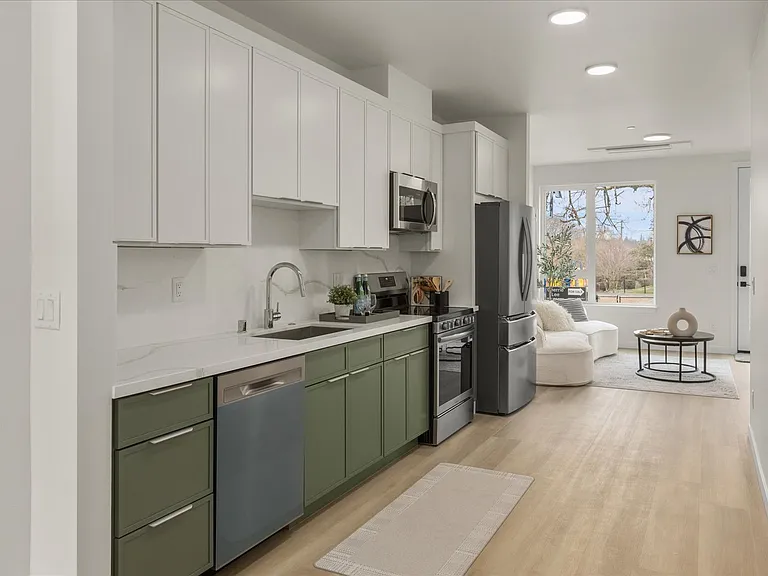 255 E Louisa St — Photo 20