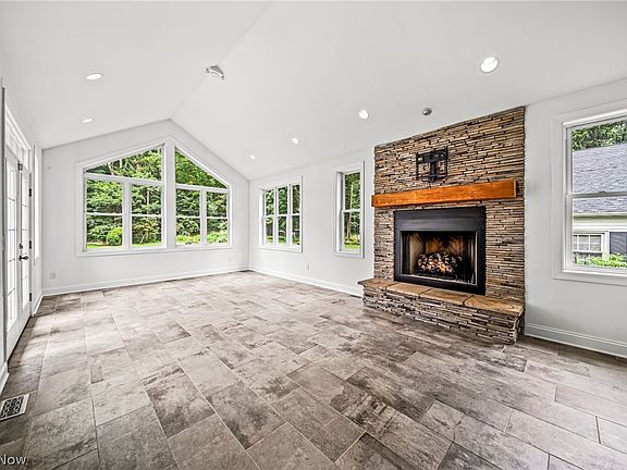 4th image of 280 Lownsdale Ave