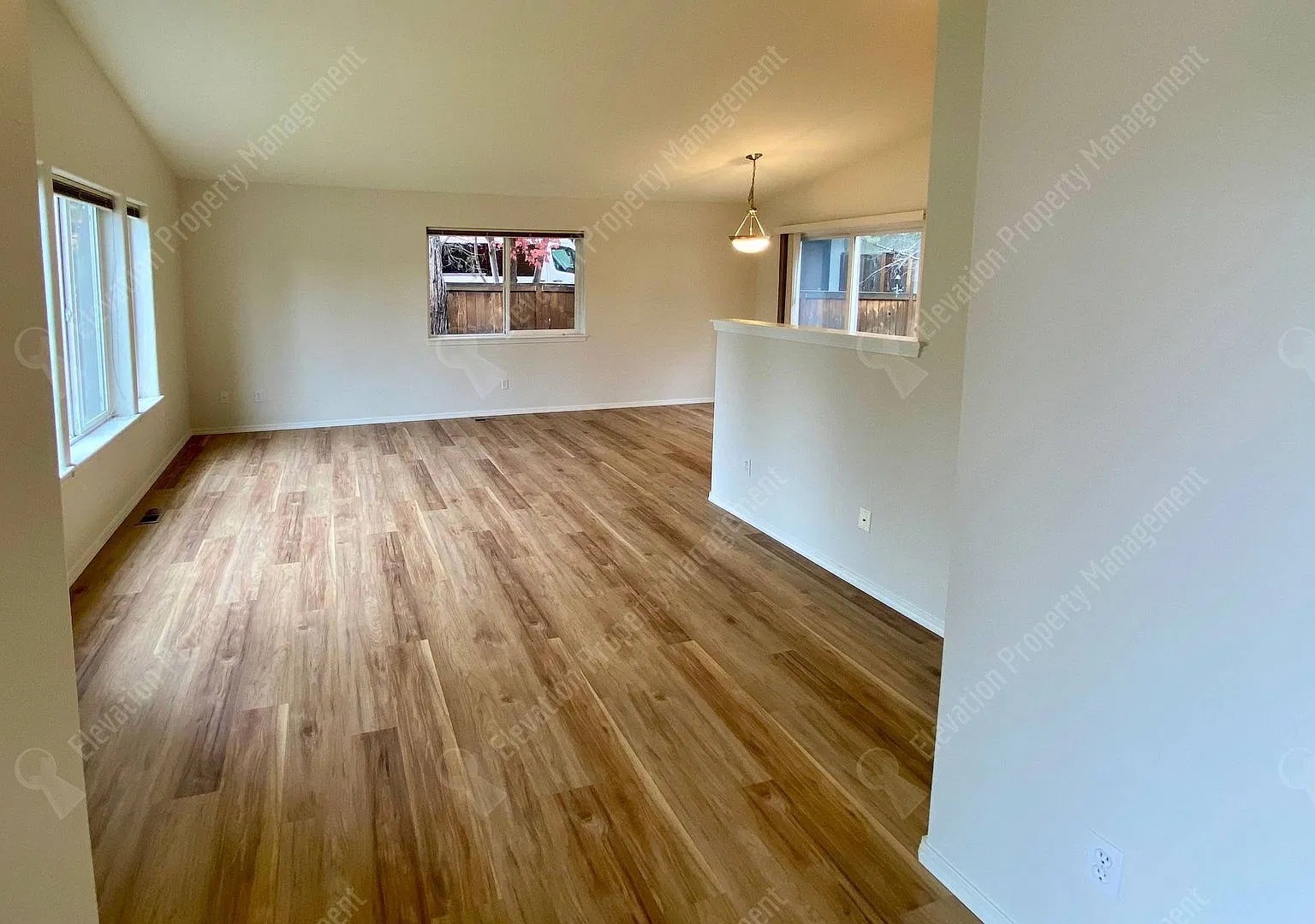 Attractive 3 bd Southern Crossing Home — Photo 4